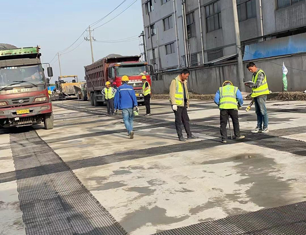 新州镇老材料的新故事：玻璃纤维土工格栅如何在‘白改黑’浪潮中重获新生？